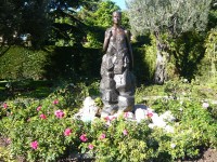 バラ園にあるグレース・ケリーの像。秋のバラが見頃を迎えていました。