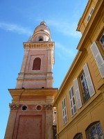 古くからある、漁師を庇護するサン・ミッシェル教会。青い空にオレンジの塔がよく映えます。
