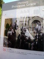 モナコ大聖堂のところにあるレーニエ大公とグレースの結婚式の写真と解説パネル。グレース・ケリー関連のこのようなパネルがモナコにはたくさんありました。