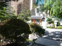 本格的な日本庭園です。外人さんもちらほら来てベンチで休んでいたので、現地の人にとっても憩いの場のようです。
