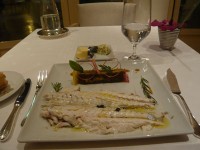 ル・ヴィスタマールにて。白身魚のグリル：レモンとオリーブオイルかけ、野菜のラザニア風パイ