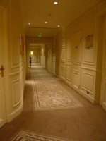 オテル・エルミタージュの廊下。まるでお屋敷のようです。絵画や置物が所々に並べられ、歩く人を楽しませてくれます。