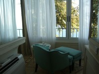 シャトー・ド・ラ・シェーブル・ドール客室内２  窓の外には海が広がります。