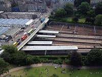 Scott の塔の上から見た　Edinburgh Station（橋の下）と旧市街