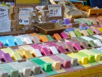 石鹸も様々な色、香りの物が売られています