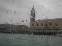 雨にけむるパラッツオ・ドゥカーレ。窓の水滴にピントが合うので、写真はボケボケ。