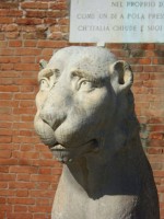 門のそばには珍しく雌ライオンが。でも表情が何とも情けない(^_^;)