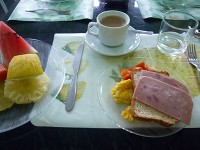 ナタルの朝食　フルーツ、ハム、卵、ソーセージは毎食