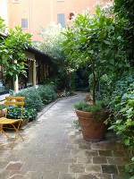 ボローニャ　ホテルの中庭
