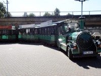 SL型観光車両(背景は鉄道)