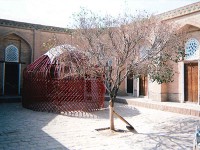 カズィ・カラーン・メドレセの中庭。赤い骨組は