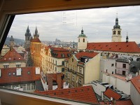 はじめはプラハ、グランドホテルボヘミアの部屋の窓からの眺め、ティーン教会の2つの塔、小さくプラハ城が見えてます。