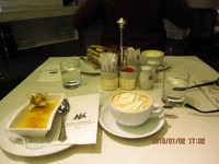 インペリアルホテルのカフェでウインナーコーヒーとブリュレ