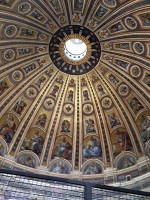 サン・ピエトロ大聖堂の先端クーポラは、ミケランジェロの設計による。クーポラ内部より見た天井壁