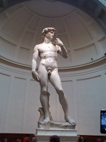 アカデミア美術館内ミケランジェロのダヴィデ像。おそらくこれがこの美術館の人気の理由。周りはすごい人だかり