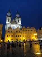 夜になってもプラハ旧市街地は眠らない。