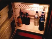 冷蔵庫のドリンクはフリー。OJ､コーラ、お水、ビールまで